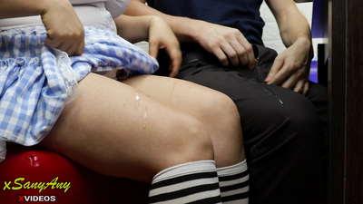 Ọdọmọbìnrin akẹ́kọ̀ọ́ ńkọ́ lọ sí kíláàsì rẹ̀ lórí iṣẹ́ àṣetiléwá-xsanyAny