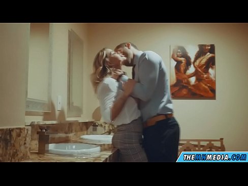 ❤️ Nigbati bilondi ti oyan ba tan ọ ni yara isinmi ti gbogbo eniyan ❤ Ibalopo ❌